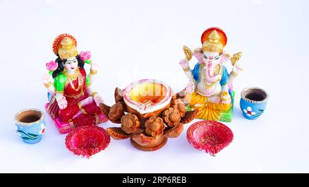 Indisches Götteridol oder Statue isoliert auf weiß. MAA laxmi mit Lord Ganesha, Adiyogi, Göttin Durga auf Löwe und Lord Krishana Statue. Stockfoto