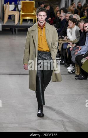 (190120) -- PARIS, 20. Januar 2019 -- Ein Modell präsentiert eine Kreation von Hermes während der Herbst/Winter Men's Collection Show 2019/2020 in Paris, Frankreich, 19. Januar 2019. ) FRANCE-PARIS-MEN S FASHION WEEK-HERMES PIEROXBIASION PUBLICATIONXNOTXINXCHN Stockfoto