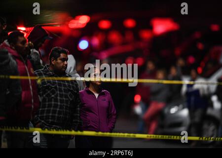 (190120) -- PEKING, 20. Januar 2019 (Xinhua) -- Menschen beobachten am Ort einer Pipeline-Explosion in der Gemeinde Tlahuelilpan, Bundesstaat Hidalgo, Mexiko, 19. Januar 2019. Die Zahl der Todesopfer bei einer Pipeline-Explosion in Zentralmexiko ist auf 71 gestiegen, sagten die Behörden am Samstag. (Xinhua/Xin Yuewei) XINHUA FOTOS DES TAGES PUBLICATIONxNOTxINxCHN Stockfoto