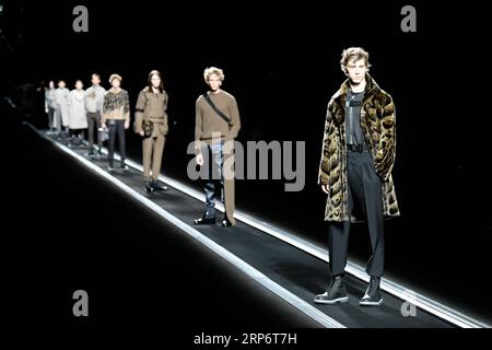 (190120) -- PEKING, 20. Januar 2019 -- Models präsentieren Kreationen von Dior Homme während der 2019-20 Herbst/Winter Men's Collection Show in Paris, Frankreich, 18. Januar 2019. ) XINHUA-FOTOS DES TAGES PieroxBiasion PUBLICATIONxNOTxINxCHN Stockfoto