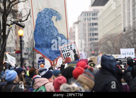 (190120) -- WASHINGTON, 20. Januar 2019 (Xinhua) -- Demonstranten versammeln sich in der Nähe des Freedom plaza in Washington D.C., USA, 19. Januar 2019. Tausende Frauen versammelten sich am Samstag in Washington D.C. zum dritten Frauenmarsch, um die Rechte der Frauen zu unterstützen und gleichzeitig Rassismus und Gewalt gegen Frauen anzuprangern. (Xinhua/Liu Jie) U.S.-WASHINGTON-WOMEN S MARCH PUBLICATIONxNOTxINxCHN Stockfoto