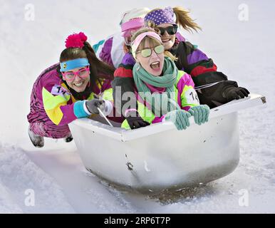 (190120) -- PEKING, 20. Januar 2019 -- Teilnehmer nehmen am 7. Jährlichen Badewannenrennen in Stoos, Schweiz, am 19. Januar 2019 Teil. Am Samstag nahmen etwa 100 Teams an der Veranstaltung Teil. ) XINHUA FOTOS DES TAGES MichelexLimina PUBLICATIONxNOTxINxCHN Stockfoto