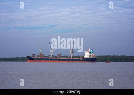 Ein ausländisches Schiff, das am Pashur River an der äußeren Ankerstelle des Hafens von Mongla ankerte. Dies ist der zweitgrößte Seehafen in Bangladesch. Bagerhat, Bang Stockfoto