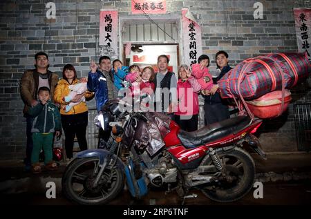 (190120) -- PEKING, 20. Januar 2019 (Xinhua) -- der Wanderarbeiter Chen Yifeng (8., R) und seine Frau Xu Lining (5., R) posieren für Fotos mit ihrer Familie nach einer 14-stündigen Motorradfahrt von Foshan, südchinesische Provinz Guangdong, zum Dorf Pingding, Teng County, südchinesische Autonome Region Guangxi Zhuang, 19. Januar 2017. Die Rückkehr in die Heimat ist nach wie vor der wichtigste Teil des Chinesischen Frühlingsfestes. Ob selbstfahrend, mit dem Zug oder mit dem Flugzeug, Homecomings und Familientreffen sind für viele Chinesen eine Priorität. Der jährliche Reisetag rund um das Festival, bekannt als chuny Stockfoto