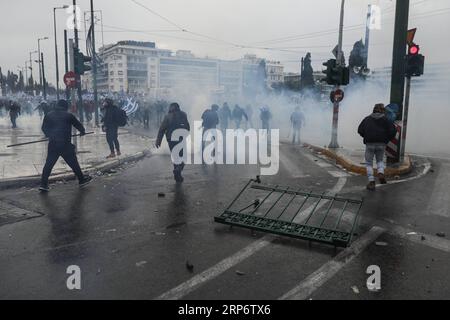 (190120) -- ATHEN, 20. Januar 2019 -- die griechische Polizei stößt am 20. Januar 2019 in Athen, Griechenland, auf Demonstranten während eines Protestes gegen den mazedonischen Namensvertrag. Eine Massendemonstration vor dem griechischen parlament in Athen wegen des Makedonien-Namensabkommens wurde am Sonntag von gewaltsamen Auseinandersetzungen geprägt. Der Syntagma-Platz wurde zu einem Schlachtfeld umgebaut, als Demonstranten mit Kapuzen in den Innenhof des parlaments eindringen und Steine und Feuerbomben auf die Polizei warfen. Die Polizei setzte Tränengas ein, um den Versuch abzuwehren. ) GRIECHENLAND-ATHEN-RALLY-MAZEDONIEN-NAME DEAL-CONLASHES LEFTERISXPARTSALIS PUBLICATIONXNOTXINXCHN Stockfoto