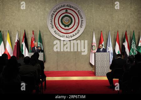 (190120) -- BEIRUT, 20. Januar 2019 -- Generalsekretär der Arabischen Liga (AL) Ahmed Aboul-Gheit (L, hinten) und libanesischer Hausmeister Außenminister Gebran Bassil (R, hinten) nehmen an einer Pressekonferenz nach dem Arabischen Gipfel über wirtschaftliche und soziale Entwicklung am 20. Januar 2019 in Beirut, Libanon, Teil. Die arabischen Führer und Vertreter forderten die internationale Gemeinschaft am Sonntag nachdrücklich auf, die Länder, in denen syrische Flüchtlinge aufgenommen werden, zu unterstützen und Maßnahmen zu ergreifen, um die Auswirkungen der Flüchtlingskrise zu minimieren. Der Aufruf erfolgte in der Beiruter Erklärung, die als Abschluss des arabischen Gipfeltreffens für wirtschaftliche und soziale Entwicklung in der libanesischen Hauptstadt veröffentlicht wurde. LEBANO Stockfoto