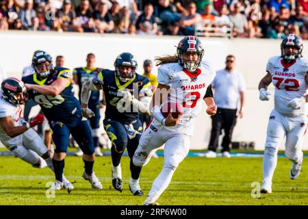Stuttgart, Deutschland. September 2023. European League of Football, elf/ Game : Helvetische Garde bei Stuttgart Surge am 03. September 2023, im Gazi-Stadion, Stuttgart, Deutschland, Helvetic Guards/ QB # 3 Tristan Noble Credit: Frank Baumert/Alamy Live News Stockfoto