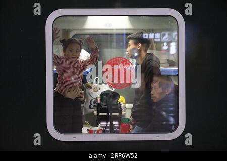 (190121) -- PEKING, 21. Januar 2019 (XINHUA) -- XINHUA FOTOS DES TAGES, an dem Passagiere an Bord des Zuges Nr. warten K4051 nach Nantong in der ostchinesischen Provinz Jiangsu, am Beijing Railway Station in Peking, der Hauptstadt Chinas, am 21. Januar 2019. Montag ist der Beginn des chinesischen Frühlingsfestivals 2019. Das Land wird über einen Zeitraum von 40 Tagen, in dem die meisten Menschen zum Familientreffen nach Hause reisen, eine rasante Flut von Passagieren erleben. (Xinhua/Xing Guangli) XINHUA FOTOS DES TAGES PUBLICATIONxNOTxINxCHN Stockfoto