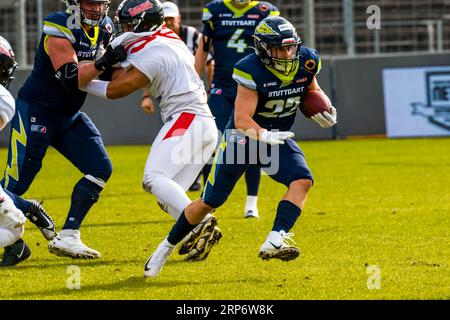 Stuttgart, Deutschland. September 2023. European League of Football, elf/ Game : Helvetische Garde bei Stuttgart Surge am 03. September 2023, im Gazi-Stadion, Stuttgart, Deutschland, Stuttgart Surge/ RB # 22 Nicolas Khandar Credit: Frank Baumert/Alamy Live News Stockfoto