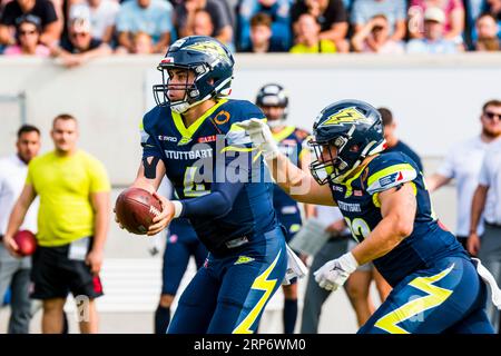 Stuttgart, Deutschland. September 2023. European League of Football, elf/ Game : Helvetische Garde bei Stuttgart Surge am 03. September 2023, im Gazi Stadium, Stuttgart, Deutschland, Stuttgart Surge/ QB # 4 Reilly Hennessey Credit: Frank Baumert/Alamy Live News Stockfoto