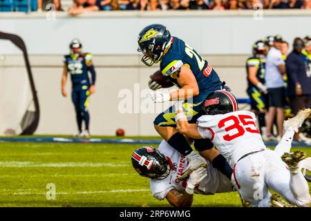 Stuttgart, Deutschland. September 2023. European League of Football, elf/ Game : Helvetische Garde bei Stuttgart Surge am 03. September 2023, im Gazi-Stadion, Stuttgart, Deutschland, Stuttgart Sruge/ RB # 22 Nicolas Khandar Credit: Frank Baumert/Alamy Live News Stockfoto