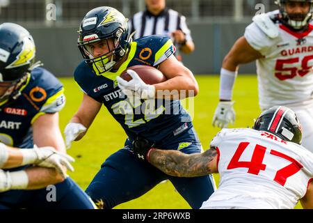 Stuttgart, Deutschland. September 2023. European League of Football, elf/ Game : Helvetische Garde bei Stuttgart Surge am 03. September 2023, im Gazi-Stadion, Stuttgart, Deutschland, Stuttgart Surge/ RB # 22 Nicolas Khandar Credit: Frank Baumert/Alamy Live News Stockfoto