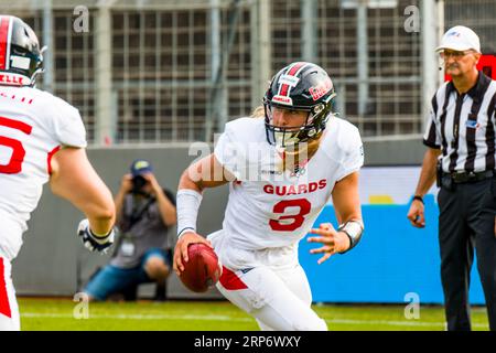 Stuttgart, Deutschland. September 2023. European League of Football, elf/ Game : Helvetische Garde bei Stuttgart Surge am 03. September 2023, im Gazi-Stadion, Stuttgart, Deutschland, QB # 3 Tristan Noble/ Helvetic Guards Credit: Frank Baumert/Alamy Live News Stockfoto