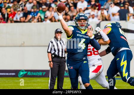 Stuttgart, Deutschland. September 2023. European League of Football, elf/ Game : Helvetische Garde bei Stuttgart Surge am 03. September 2023, im Gazi Stadium, Stuttgart, Deutschland, QB # 4 Reilly Hennessey / Stuttgart Surge Credit: Frank Baumert/Alamy Live News Stockfoto