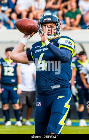Stuttgart, Deutschland. September 2023. European League of Football, elf/ Game : Helvetische Garde bei Stuttgart Surge am 03. September 2023, im Gazi Stadium, Stuttgart, Deutschland, QB # 4 Reilly Hennessey/ Stuttgart Surge Credit: Frank Baumert/Alamy Live News Stockfoto