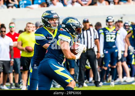 Stuttgart, Deutschland. September 2023. European League of Football, elf/ Game : Helvetische Garde bei Stuttgart Surge am 03. September 2023, im Gazi Stadium, Stuttgart, Deutschland, Stuttgart Surge/ QB # 4 Reilly Hennessey Credit: Frank Baumert/Alamy Live News Stockfoto