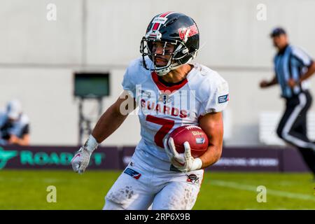 Stuttgart, Deutschland. September 2023. European League of Football, elf/ Game : Helvetische Garde bei Stuttgart Surge am 03. September 2023, im Gazi-Stadion, Stuttgart, Deutschland, Helvetic Guards/ RB # 7 Silas Nacita Credit: Frank Baumert/Alamy Live News Stockfoto