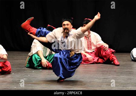 (190121) -- HAWALLI (KUWAIT), 21. Januar 2019 -- Tänzer aus der Ukraine treten am 21. Januar 2019 im Abdulhussain Abdulridha Theater in Salmiya, Provinz Hawalli, Kuwait, auf. Eine ukrainische Tanzvorstellung fand hier am Montagabend statt. Die Veranstaltung wurde von der Botschaft der Ukraine in Kuwait und dem kuwaitischen Nationalrat für Kultur, Kunst und Briefe organisiert. KUWAIT-HAWALLI-UKRAINE-TANZPERFORMANCE JosephxShagra PUBLICATIONxNOTxINxCHN Stockfoto