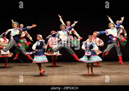 (190121) -- HAWALLI (KUWAIT), 21. Januar 2019 -- Tänzer aus der Ukraine treten am 21. Januar 2019 im Abdulhussain Abdulridha Theater in Salmiya, Provinz Hawalli, Kuwait, auf. Eine ukrainische Tanzvorstellung fand hier am Montagabend statt. Die Veranstaltung wurde von der Botschaft der Ukraine in Kuwait und dem kuwaitischen Nationalrat für Kultur, Kunst und Briefe organisiert. KUWAIT-HAWALLI-UKRAINE-TANZPERFORMANCE JosephxShagra PUBLICATIONxNOTxINxCHN Stockfoto