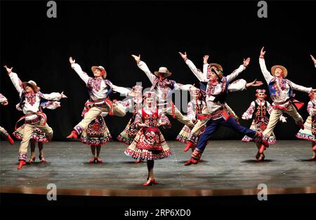 (190121) -- HAWALLI (KUWAIT), 21. Januar 2019 -- Tänzer aus der Ukraine treten am 21. Januar 2019 im Abdulhussain Abdulridha Theater in Salmiya, Provinz Hawalli, Kuwait, auf. Eine ukrainische Tanzvorstellung fand hier am Montagabend statt. Die Veranstaltung wurde von der Botschaft der Ukraine in Kuwait und dem kuwaitischen Nationalrat für Kultur, Kunst und Briefe organisiert. KUWAIT-HAWALLI-UKRAINE-TANZPERFORMANCE JosephxShagra PUBLICATIONxNOTxINxCHN Stockfoto