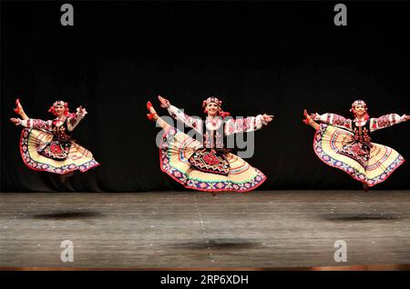 (190121) -- HAWALLI (KUWAIT), 21. Januar 2019 -- Tänzer aus der Ukraine treten am 21. Januar 2019 im Abdulhussain Abdulridha Theater in Salmiya, Provinz Hawalli, Kuwait, auf. Eine ukrainische Tanzvorstellung fand hier am Montagabend statt. Die Veranstaltung wurde von der Botschaft der Ukraine in Kuwait und dem kuwaitischen Nationalrat für Kultur, Kunst und Briefe organisiert. KUWAIT-HAWALLI-UKRAINE-TANZPERFORMANCE JosephxShagra PUBLICATIONxNOTxINxCHN Stockfoto