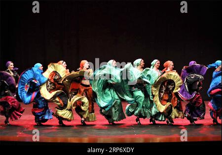 (190121) -- HAWALLI (KUWAIT), 21. Januar 2019 -- Tänzer aus der Ukraine treten am 21. Januar 2019 im Abdulhussain Abdulridha Theater in Salmiya, Provinz Hawalli, Kuwait, auf. Eine ukrainische Tanzvorstellung fand hier am Montagabend statt. Die Veranstaltung wurde von der Botschaft der Ukraine in Kuwait und dem kuwaitischen Nationalrat für Kultur, Kunst und Briefe organisiert. KUWAIT-HAWALLI-UKRAINE-TANZPERFORMANCE JosephxShagra PUBLICATIONxNOTxINxCHN Stockfoto