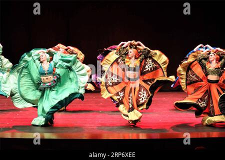 (190121) -- HAWALLI (KUWAIT), 21. Januar 2019 -- Tänzer aus der Ukraine treten am 21. Januar 2019 im Abdulhussain Abdulridha Theater in Salmiya, Provinz Hawalli, Kuwait, auf. Eine ukrainische Tanzvorstellung fand hier am Montagabend statt. Die Veranstaltung wurde von der Botschaft der Ukraine in Kuwait und dem kuwaitischen Nationalrat für Kultur, Kunst und Briefe organisiert. KUWAIT-HAWALLI-UKRAINE-TANZPERFORMANCE JosephxShagra PUBLICATIONxNOTxINxCHN Stockfoto