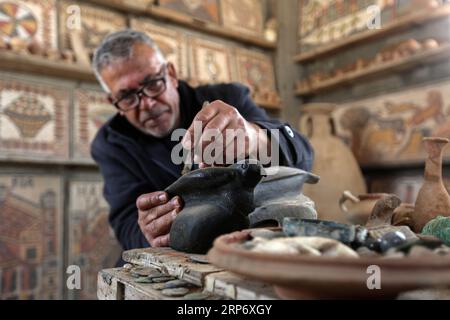 (190122) -- PEKING, 22. Januar 2019 -- der palästinensische Archäologe Nafez Abed, 58, reinigt am 21. Januar 2019 Skulpturen in seinem Arbeitszimmer im Flüchtlingscamp Shati in Gaza-Stadt. Der Bildhauer Nafez Abed verbringt lange Stunden damit, Artefakte zu machen, die den berühmten antiken Altertümern ähneln, darunter Skulpturen und komplizierte Mosaike, die mit Mustern aus byzantinischer, griechischer und römischer Zeit verziert sind. ) XINHUA-FOTOS DES TAGES Stringer PUBLICATIONxNOTxINxCHN Stockfoto