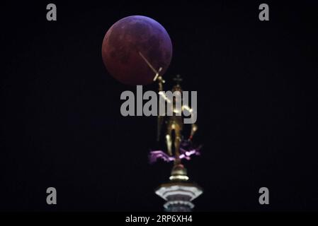 (190122) -- PEKING, 22. Januar 2019 -- der Mond wird während einer totalen Mondfinsternis gesehen, bekannt als der Super Blood Wolf Mond , in Brüssel, Belgien 21. Januar 2019. ) XINHUA FOTOS DES TAGES ZhengxHuansong PUBLICATIONxNOTxINxCHN Stockfoto