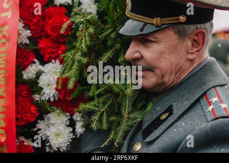 (190122) -- PEKING, 22. Januar 2019 (Xinhua) -- Ein Mann trägt Blumen an Lenins Mausoleum während der Zeremonie zum 95. Todestag von Wladimir Lenin in Moskau, Russland, am 21. Januar 2019. (Xinhua/Evgeny Sinitsyn) XINHUA FOTOS DES TAGES PUBLICATIONxNOTxINxCHN Stockfoto