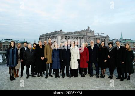 News Themen der Woche KW04 News Bilder des Tages (190122) -- STOCKHOLM, 22. Januar 2019 -- der schwedische Premierminister Stefan Lofven (C) posiert für ein Foto mit seinen 22 Ministern vor dem Parlamentsgebäude in Stockholm, 21. Januar 2019. Schweden kündigte am Montag seine neue Regierung an, bestehend aus der Sozialdemokratischen Partei und der Grünen Partei, die in Bezug auf den Haushalt und die Richtung der Politik mit der Zentrumspartei und der Liberalen Partei zusammenarbeiten würde. SCHWEDEN-STOCKHOLM-NEUE REGIERUNG RobxSchoenbaum PUBLICATIONxNOTxINxCHN Stockfoto