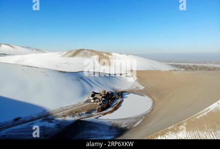 (190122) -- PEKING, 22. Januar 2019 (Xinhua) -- Luftaufnahme aufgenommen am 21. Januar 2019 zeigt die Schneelandschaft des Crescent Moon Spring Scenic Spot auf dem Mingsha Berg in Dunhuang, nordwestchinesische Provinz Gansu. (Xinhua/Zhang Xiaoliang) XINHUA FOTOS DES TAGES PUBLICATIONxNOTxINxCHN Stockfoto