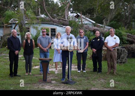 Live Oak, Usa. September 2023. US-Präsident Joe Biden berichtet, dass er vor einem Hurrikan stand, der nach dem Hurrikan Idalia am 2. September 2023 in Live Oak, Florida, in den betroffenen Gebieten zerstört wurde. Quelle: Steve Zumwalt/FEMA/Alamy Live News Stockfoto