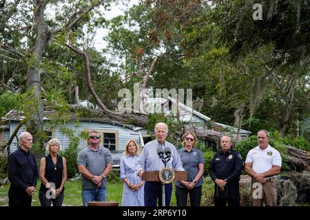 Live Oak, Usa. September 2023. US-Präsident Joe Biden berichtet, dass er vor einem Hurrikan stand, der nach dem Hurrikan Idalia am 2. September 2023 in Live Oak, Florida, in den betroffenen Gebieten zerstört wurde. Quelle: Adam Schultz/White House Photo/Alamy Live News Stockfoto