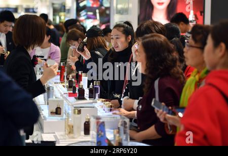 (190122) -- PEKING, 22. Januar 2019 (Xinhua) -- Kunden wählen Waren im neu eröffneten Duty-Free-Shop in Haikou, Hauptstadt der südchinesischen Provinz Hainan, 19. Januar 2019. (Xinhua/Guo Cheng) Xinhua Schlagzeilen: Institutionelle Motoren hinter Chinas Wirtschaftswunder PUBLICATIONxNOTxINxCHN Stockfoto