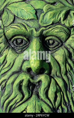 Green man Gartenschmuck. Leben und Lebenszyklus von Gärten in der Folklore. Geheimnisvoller grüner Mann mythische Gartenstatue oder -Figur. Stockfoto