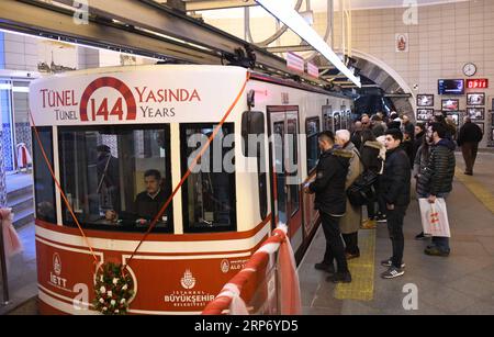 (190122) -- ISTANBUL, 22. Januar 2019 -- Passagiere bereiten sich darauf vor, in einen Zug der U-Bahn-Linie Tunel zu steigen, die nach dem 1863 in London, in Istanbul, Türkei, am 22. Januar 2019 die zweitälteste der Welt ist. Eine der ältesten U-Bahn-Linien der Welt in der bevölkerungsreichsten Stadt Istanbul, die noch in Betrieb ist, feiert diesen Monat ihr 144-jähriges Bestehen. ) TÜRKEI-ISTANBUL-2. ÄLTESTE U-BAHN-144. JAHRESTAG XUXSUHUI PUBLICATIONXNOTXINXCHN Stockfoto