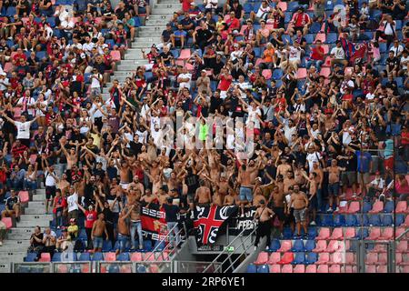 Bologna, Italien. September 2023. Cagliari Calcio Fans während Bologna FC gegen Cagliari Calcio, italienische Fußball-Serie A Spiel in Bologna, Italien, 02. September 2023 Credit: Independent Photo Agency/Alamy Live News Stockfoto