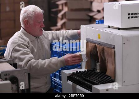 (190123) -- ALEPPO, 23. Januar 2019 -- Ein syrischer Arbeiter packt die Olivenseifenstangen in einer Fabrik am Stadtrand von Aleppo, Syrien, 20. Dezember 2018. Für die Menschen in der syrischen Stadt Aleppo ist die Olivenseife nicht nur ein Seifenriegel zum Händewaschen oder zum natürlichen Schimmer der Haare, sondern auch eines ihrer stolzen und geschätzten Erbes. DAZU NOCH: Olivenseifenhersteller, die in Solidarität zusammengeschlossen sind, um die traditionelle Industrie in Aleppo in Syrien WIEDERZUBELEBEN) SYRIEN-ALEPPO-LIFE-OLIVE-SOAP-MAKING AmmarxSafarjalani PUBLICATIONxNOTxINxCHN Stockfoto