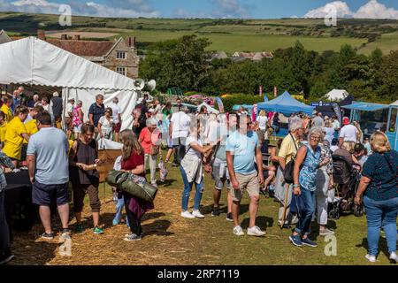 Menschenmassen bei einer großen Sommerveranstaltung im wolverton Hall Gardens auf der isle of wight uk. Stockfoto