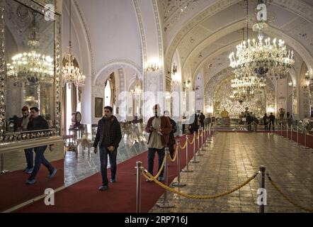 (190124) -- TEHERAN, 24. Januar 2019 -- Touristen besuchen den Golestan-Palast in Teheran, Iran, am 23. Januar 2019. Golestan Palace ist einer der ältesten Komplexe in Teheran, der ursprünglich während der Safawiden-Dynastie in der historischen ummauerten Stadt gebaut wurde, laut dem International Council on Monuments and Sites (ICOMOS), einem Beratungsgremium des Weltkulturerbekomitees für Kulturgüter. ) IRAN-TEHERAN-GOLESTAN PALAST AhmadxHalabisaz PUBLICATIONxNOTxINxCHN Stockfoto