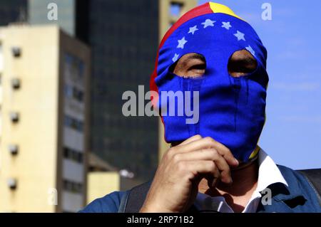 (190124) -- ZULIA, 24. Januar 2019 -- Eine Unterstützerin der Opposition nimmt am 23. Januar 2019 an einer Demonstration in Maracaibo im Bundesstaat Zulia, Venezuela, Teil. Der venezolanische Präsident Nicolas Maduro gab am Mittwoch bekannt, dass er die diplomatischen und politischen Beziehungen zu den Vereinigten Staaten abbricht, nachdem die US-Behörden den Oppositionsführer Juan Guaido als den Interimspräsidenten der Nation anerkannt hatten. VENEZUELA-USA-TRENNT AndreaxRomero PUBLICATIONxNOTxINxCHN Stockfoto