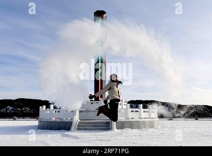 (190124) -- MOHE, 24. Januar 2019 (Xinhua) -- Ein Besucher spielt ein Spiel mit Wasserspray in Beiji Village, Mohe Stadt der nordöstlichen Provinz Heilongjiang, 24. Januar 2019. Mit der niedrigsten Temperatur von minus 30 Grad celsius erlebten die Besucher im Dorf Mohe das Spiel, hier Wasser in Eis zu gießen. (Xinhua/Wang Yuguo) CHINA-HEILONGJIANG-MOHE-GIESSWASSER IN EIS (CN) PUBLICATIONxNOTxINxCHN Stockfoto