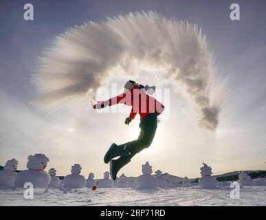 (190124) -- MOHE, 24. Januar 2019 (Xinhua) -- Ein Besucher spielt ein Spiel mit Wasserspray in Beiji Village, Mohe Stadt der nordöstlichen Provinz Heilongjiang, 24. Januar 2019. Mit der niedrigsten Temperatur von minus 30 Grad celsius erlebten die Besucher im Dorf Mohe das Spiel, hier Wasser in Eis zu gießen. (Xinhua/Cai Yang) CHINA-HEILONGJIANG-MOHE-GIESSWASSER IN EIS (CN) PUBLICATIONxNOTxINxCHN Stockfoto