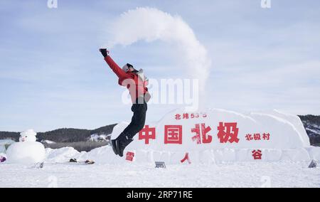 (190124) -- MOHE, 24. Januar 2019 (Xinhua) -- Ein Besucher spielt ein Spiel mit Wasserspray in Beiji Village, Mohe Stadt der nordöstlichen Provinz Heilongjiang, 24. Januar 2019. Mit der niedrigsten Temperatur von minus 30 Grad celsius erlebten die Besucher im Dorf Mohe das Spiel, hier Wasser in Eis zu gießen. (Xinhua/Cai Yang) CHINA-HEILONGJIANG-MOHE-GIESSWASSER IN EIS (CN) PUBLICATIONxNOTxINxCHN Stockfoto