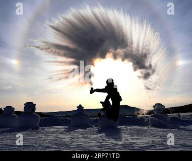 (190124) -- MOHE, 24. Januar 2019 (Xinhua) -- Ein Besucher schafft einen Eishalo mit Wasserspray im Dorf Beiji, Stadt Mohe, Provinz Heilongjiang im Nordosten Chinas, 24. Januar 2019. Mit der niedrigsten Temperatur von minus 30 Grad celsius erlebten die Besucher im Dorf Mohe das Spiel, hier Wasser in Eis zu gießen. (Xinhua/Wang Yuguo) CHINA-HEILONGJIANG-MOHE-GIESSWASSER IN EIS (CN) PUBLICATIONxNOTxINxCHN Stockfoto