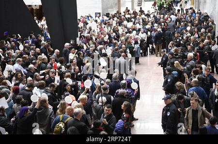 Washington, Proteste gegen den Shutdown (190124) -- WASHINGTON, 24. Januar 2019 -- Gewerkschaftsmitglieder, Bundesarbeiter und andere Demonstranten protestieren gegen den teilweisen Shutdown der US-Regierung am 33. Tag des Shutdowns im Büro des Senats Hart in Washington D.C., USA, am 23. Januar 2019. Liu Jie) (A-±Æ‹ ½éÖÖè–‡)US-Washington D.C.-Government Shutdown-Protest aˆ˜Æ° PUBLICATIONxNOTxINxCHN Stockfoto