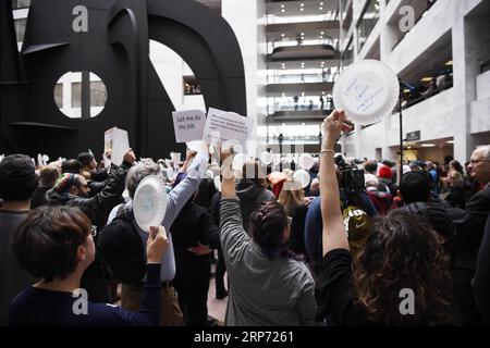 Washington, Proteste gegen den Shutdown (190124) -- WASHINGTON, 24. Januar 2019 -- Gewerkschaftsmitglieder, Bundesarbeiter und andere Demonstranten protestieren gegen den teilweisen Shutdown der US-Regierung am 33. Tag des Shutdowns im Büro des Senats Hart in Washington D.C., USA, am 23. Januar 2019. Liu Jie) (A-±Æ‹ ½éÖÖè–‡)US-Washington D.C.-Government Shutdown-Protest aˆ˜Æ° PUBLICATIONxNOTxINxCHN Stockfoto