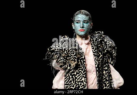 (190125) -- MADRID, 25. Januar 2019 (Xinhua) -- Ein Modell präsentiert Kreationen des Designers Anel Yaos während der Madrid Fashion Week in Madrid, Spanien, 24. Januar 2019. (Xinhua/Guo Qiuda) MADRID - MODESCHAU PUBLICATIONxNOTxINxCHN Stockfoto