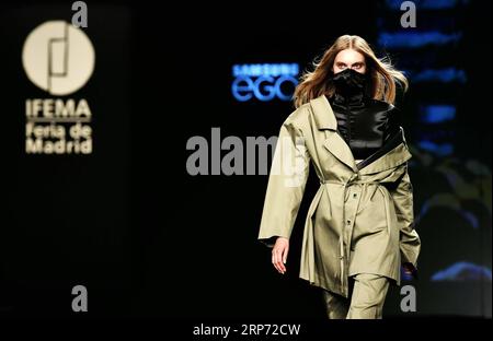 (190125) -- MADRID, 25. Januar 2019 (Xinhua) -- Ein Modell präsentiert Kreationen des Designers Cherry Massia während der Madrid Fashion Week in Madrid, Spanien, 24. Januar 2019. (Xinhua/Guo Qiuda) MADRID - MODESCHAU PUBLICATIONxNOTxINxCHN Stockfoto